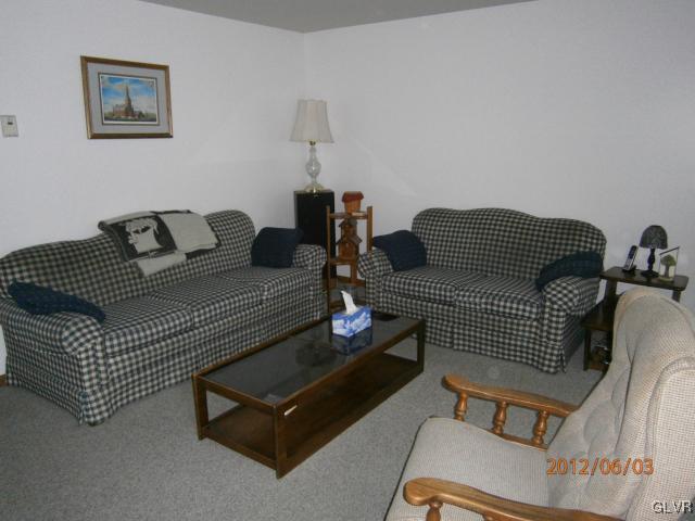 3940 Eagle Circle Slatington, PA 18080 - Photo 5 of 15 living room