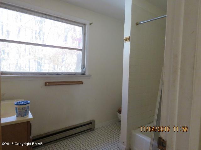 706 Jonas Road Effort, PA 18330 - Photo 6 of 15 IMG_0014 (640x480)