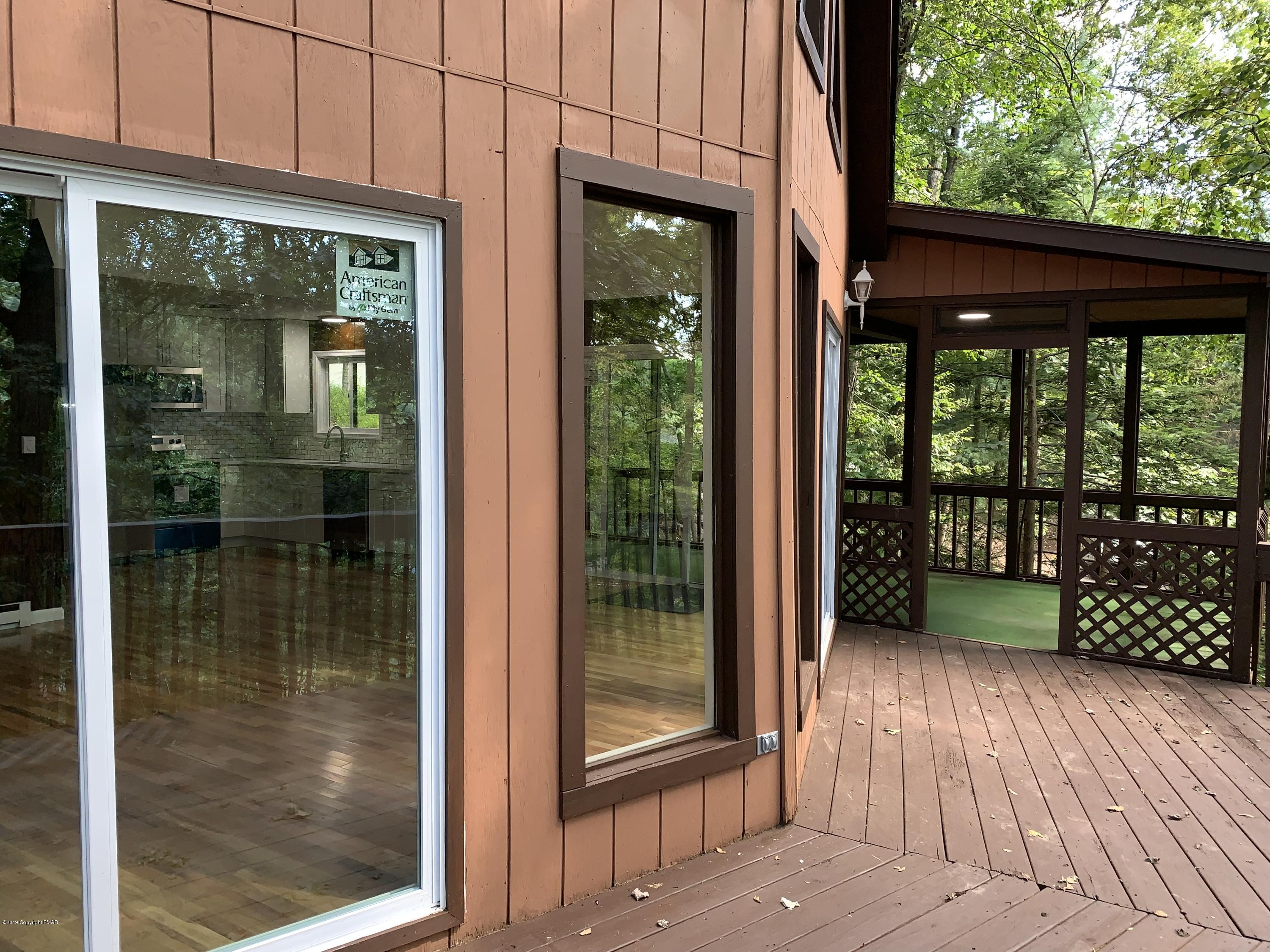 125 Edinburgh Road Bushkill, PA 18324 - Photo 19 of 19 a view of a balcony