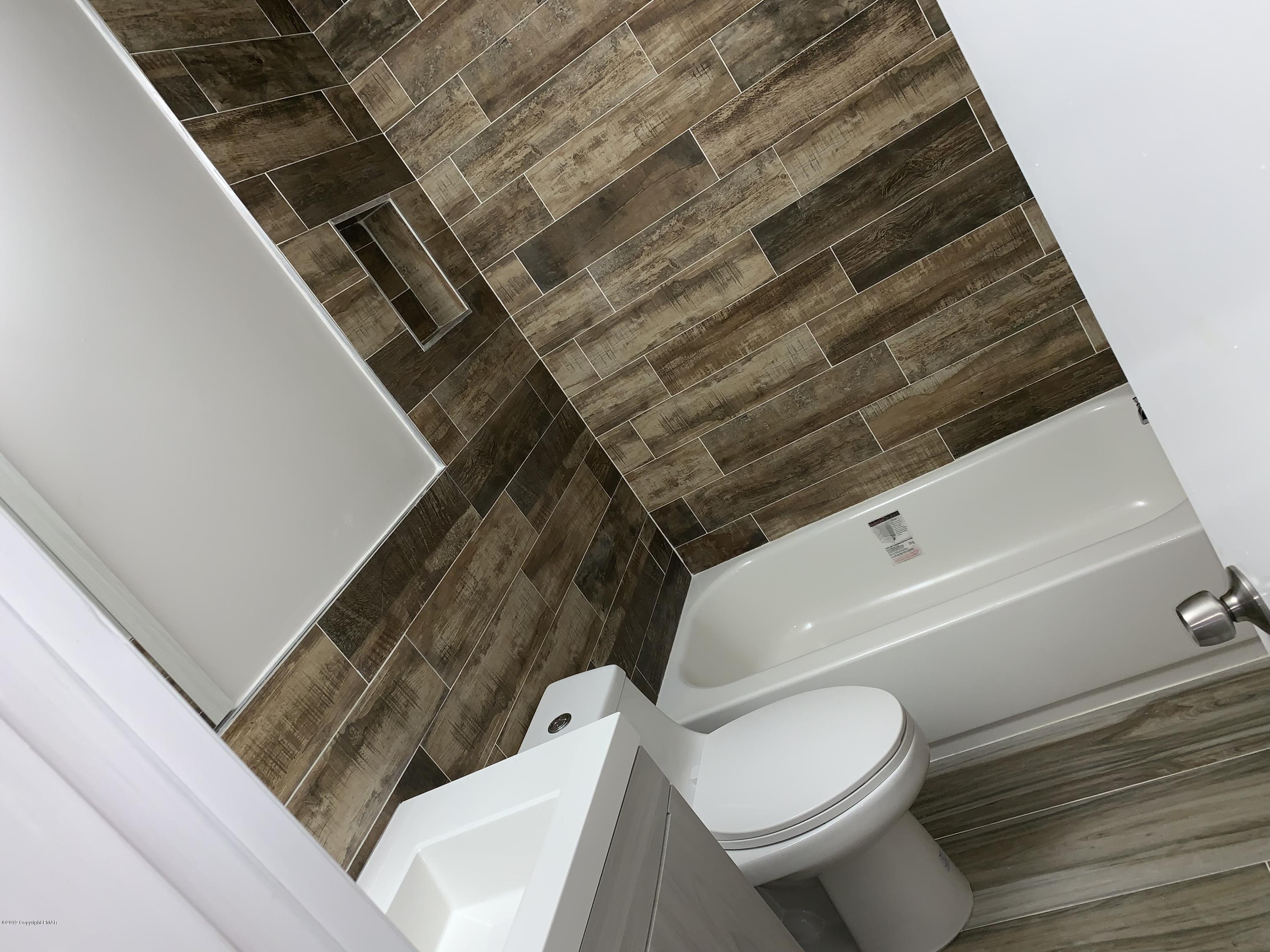 125 Edinburgh Road Bushkill, PA 18324 - Photo 8 of 19 a bathroom with a toilet and a bathtub