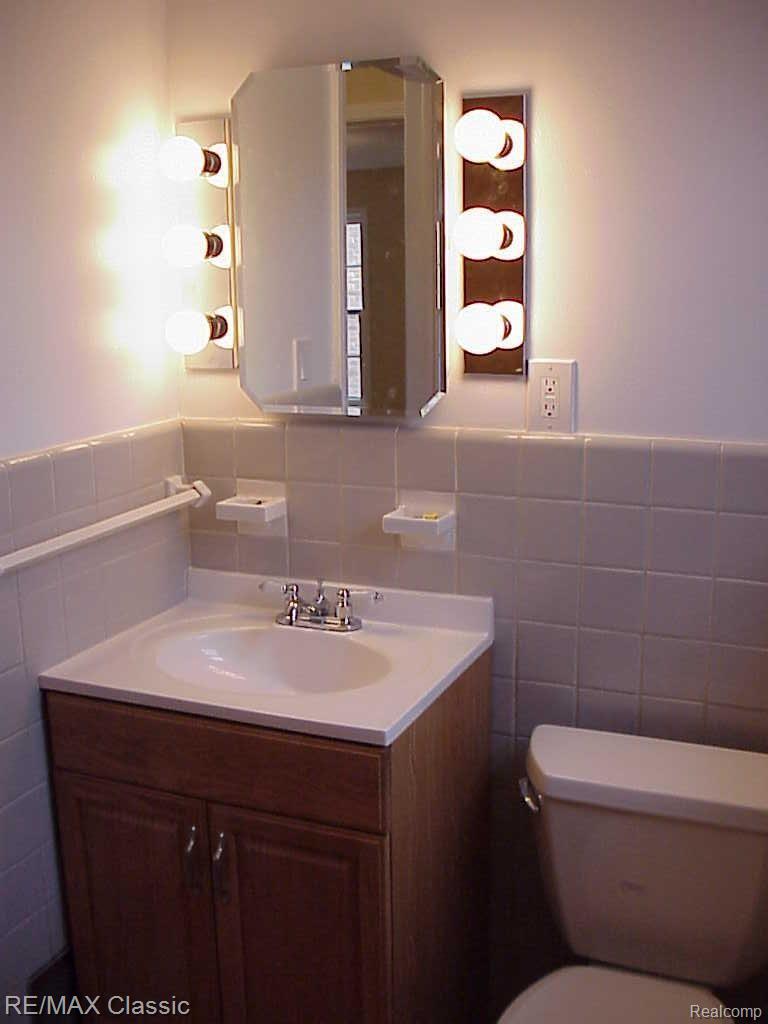 18115 Cornell Road Southfield, MI 48075 - Photo 12 of 22 FULL BATH UPPER FL.