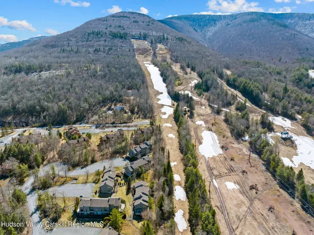 $325,000 | 84 Highlands Lane, Unit B4, Hunter, NY 12442