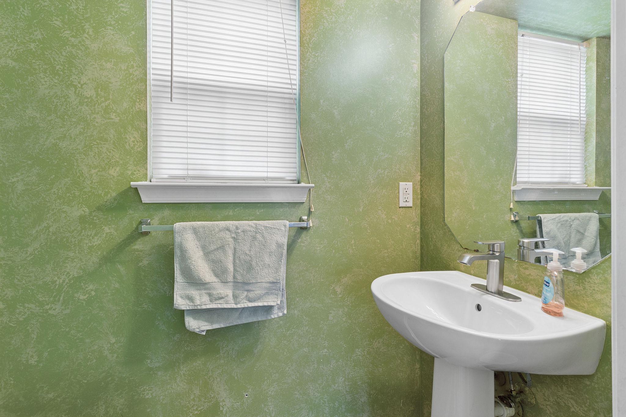 18 Hemingway Lane Columbus, NJ 08022 - Photo 7 of 27 Half bath, main level