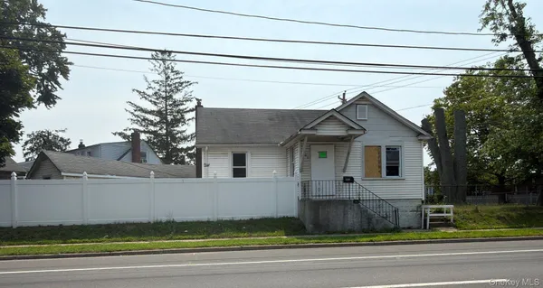 $475,000 | 583 Straight Path, West Babylon, NY 11704