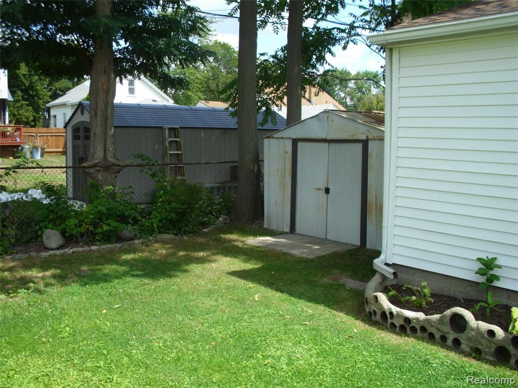 8651 Harding Center Line, MI 48015 - Photo 39 of 43