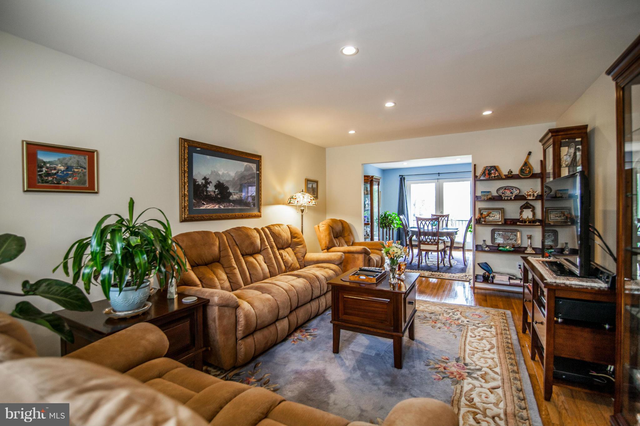 2112 Golf Course Drive Reston, VA 20191 - Photo 5 of 29 Living Room