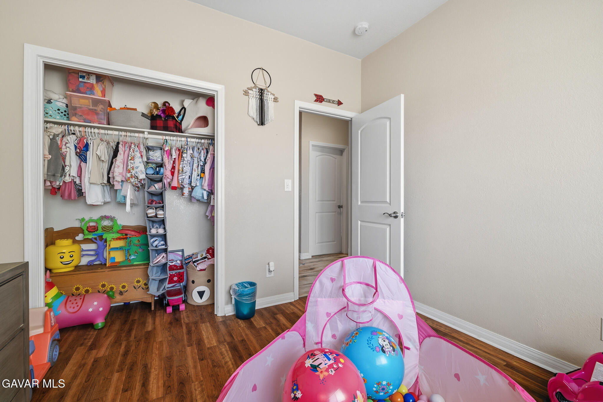 49945 80th Street West Lancaster, CA 93536 - Photo 22 of 38 a bedroom with furniture and a book shelf