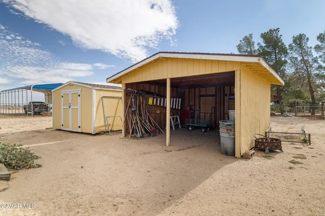 a view of a house with backyard