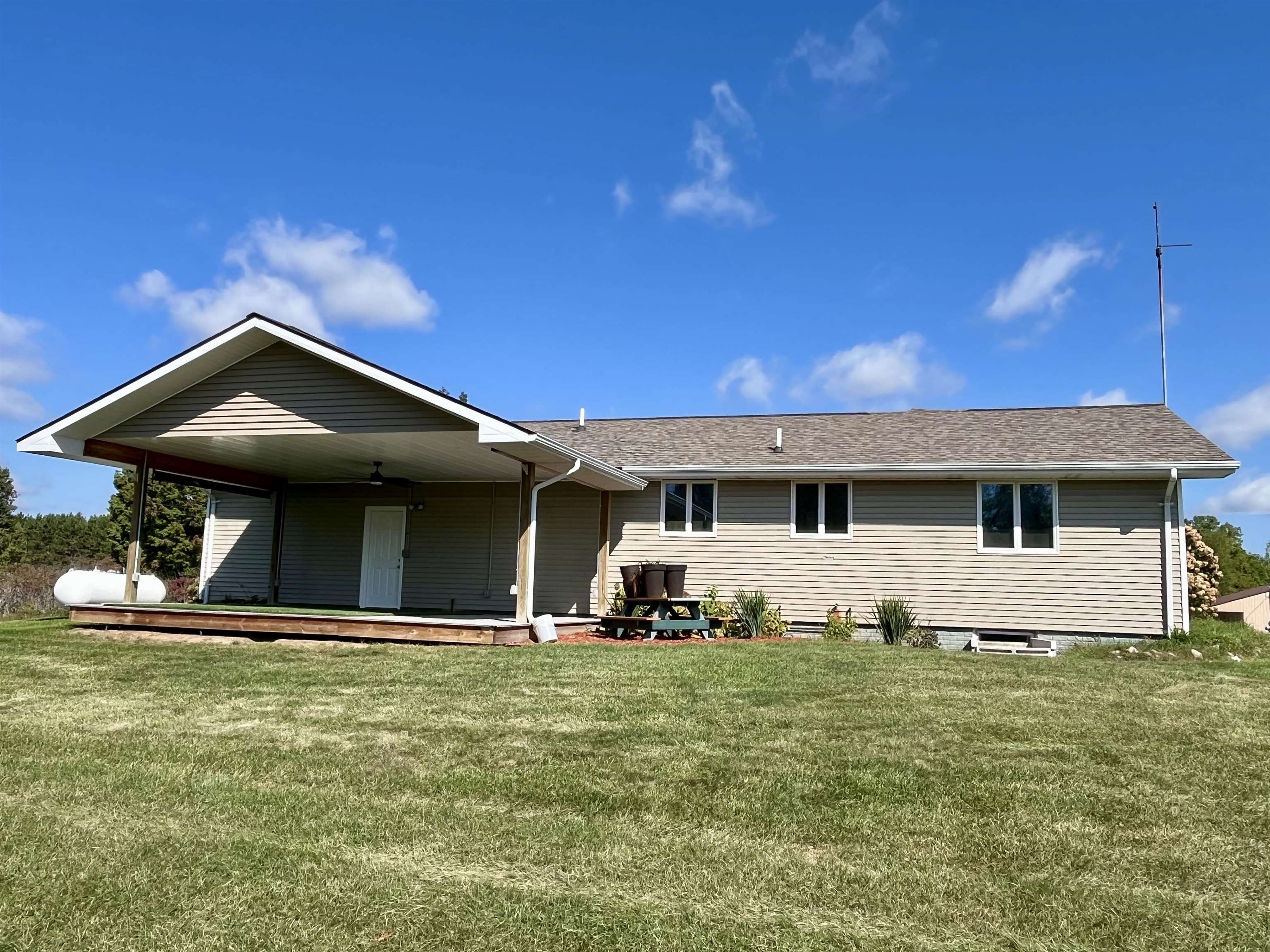 2330 East Surrey Road Farwell, MI 48622 - Photo 7 of 60 1926963-d8e1287b-dd65-4dea-8bc8-29aa3a545b54.JPG