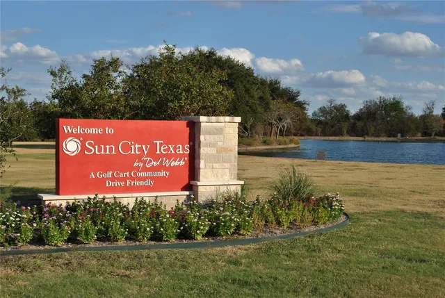 a sign that is sitting on the side of a road