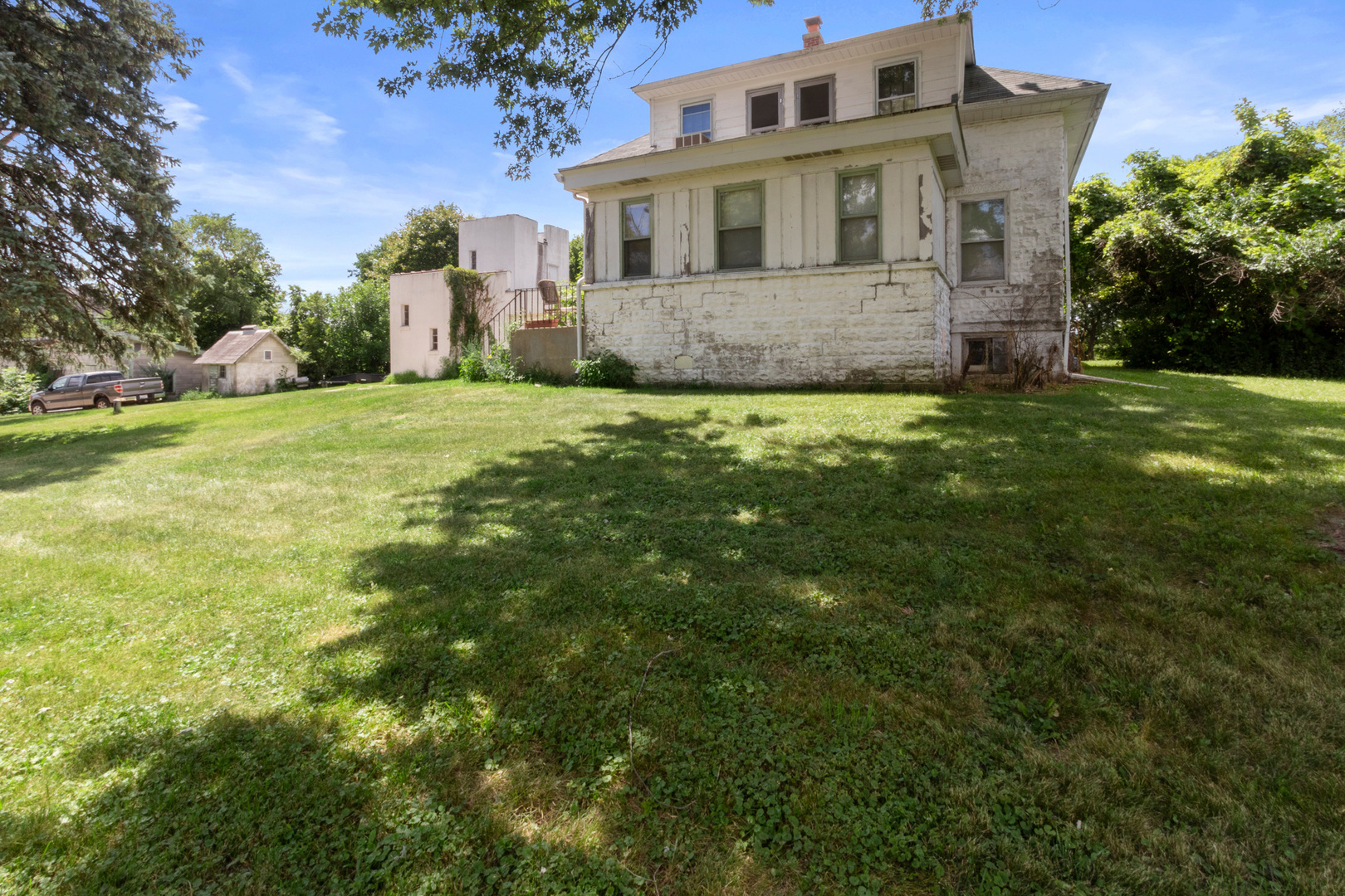 5915 Hamilton Road Woodstock, IL 60098 - Photo 3 of 63 a front view of house with yard and trees