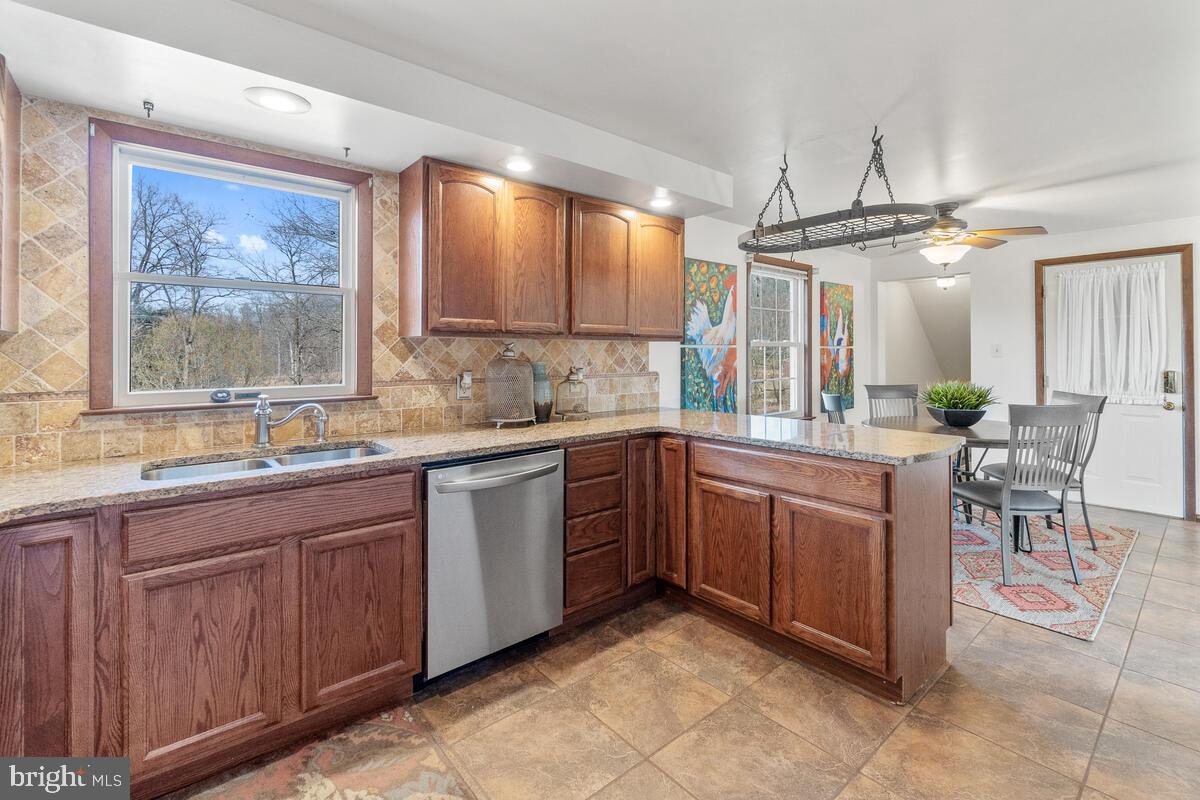 14134 Harrisville Road Mount Airy, MD 21771 - Photo 11 of 41 Cook while entertaining guests.