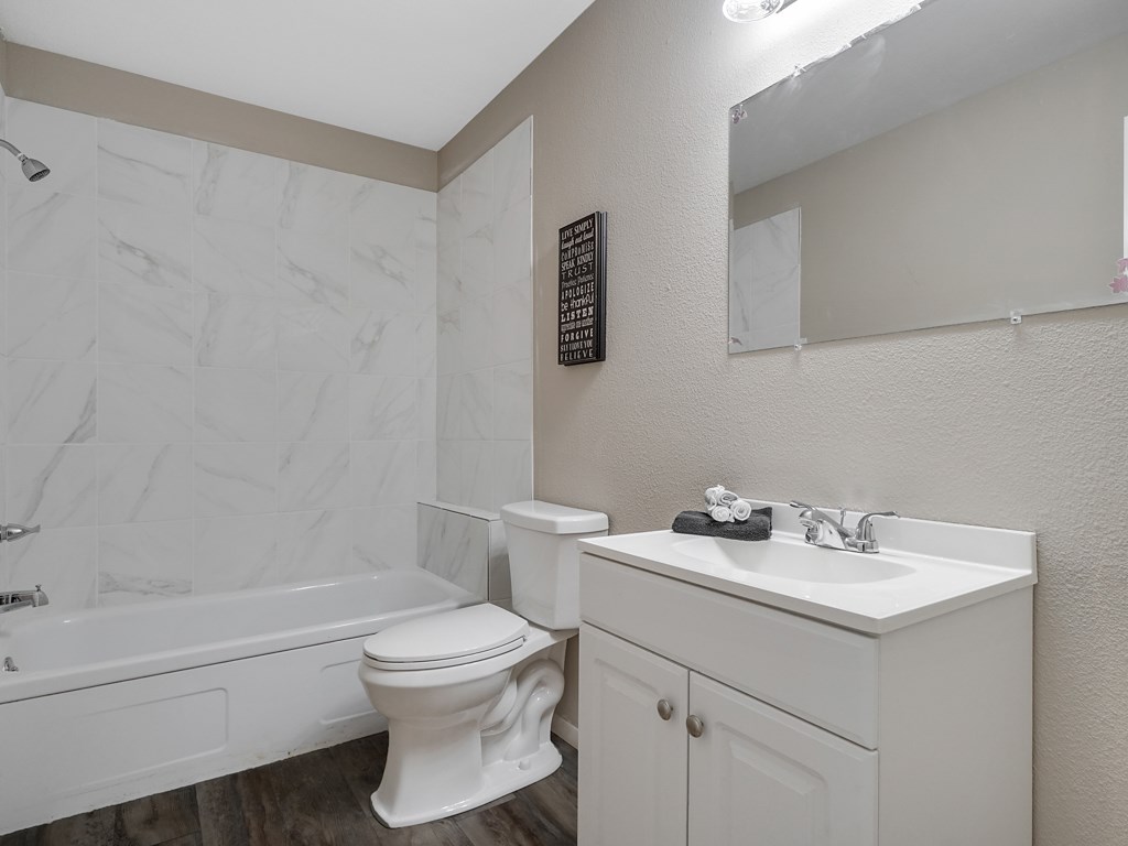 653 39 Road Palisade, CO 81526 - Photo 22 of 35 a bathroom with a sink toilet and a bathtub