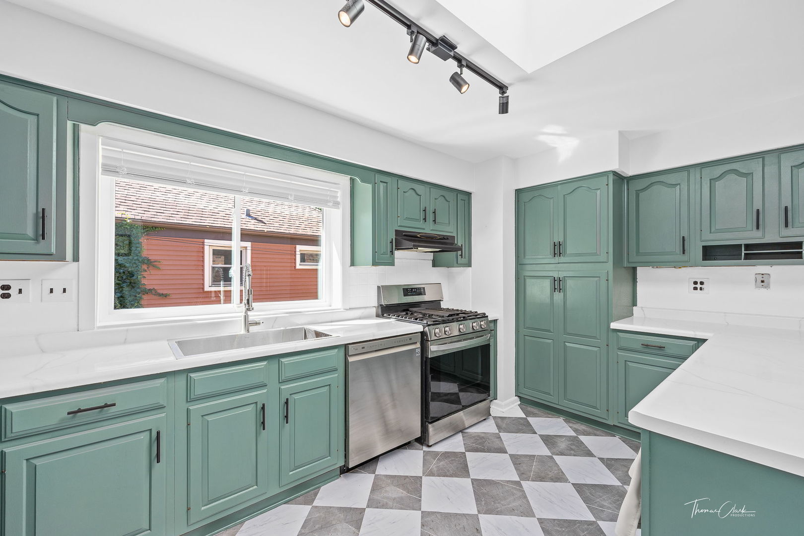 418 Kipling Court Wheaton, IL 60187 - Photo 12 of 47 a kitchen with a sink stove and refrigerator