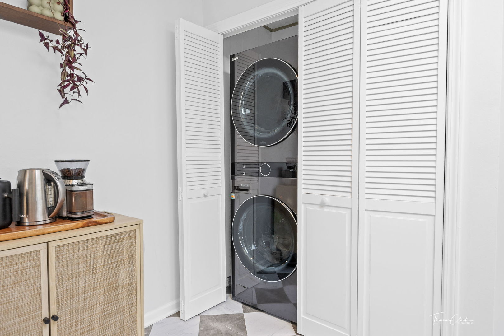 418 Kipling Court Wheaton, IL 60187 - Photo 13 of 47 a close view of a utility room with washer and dryer