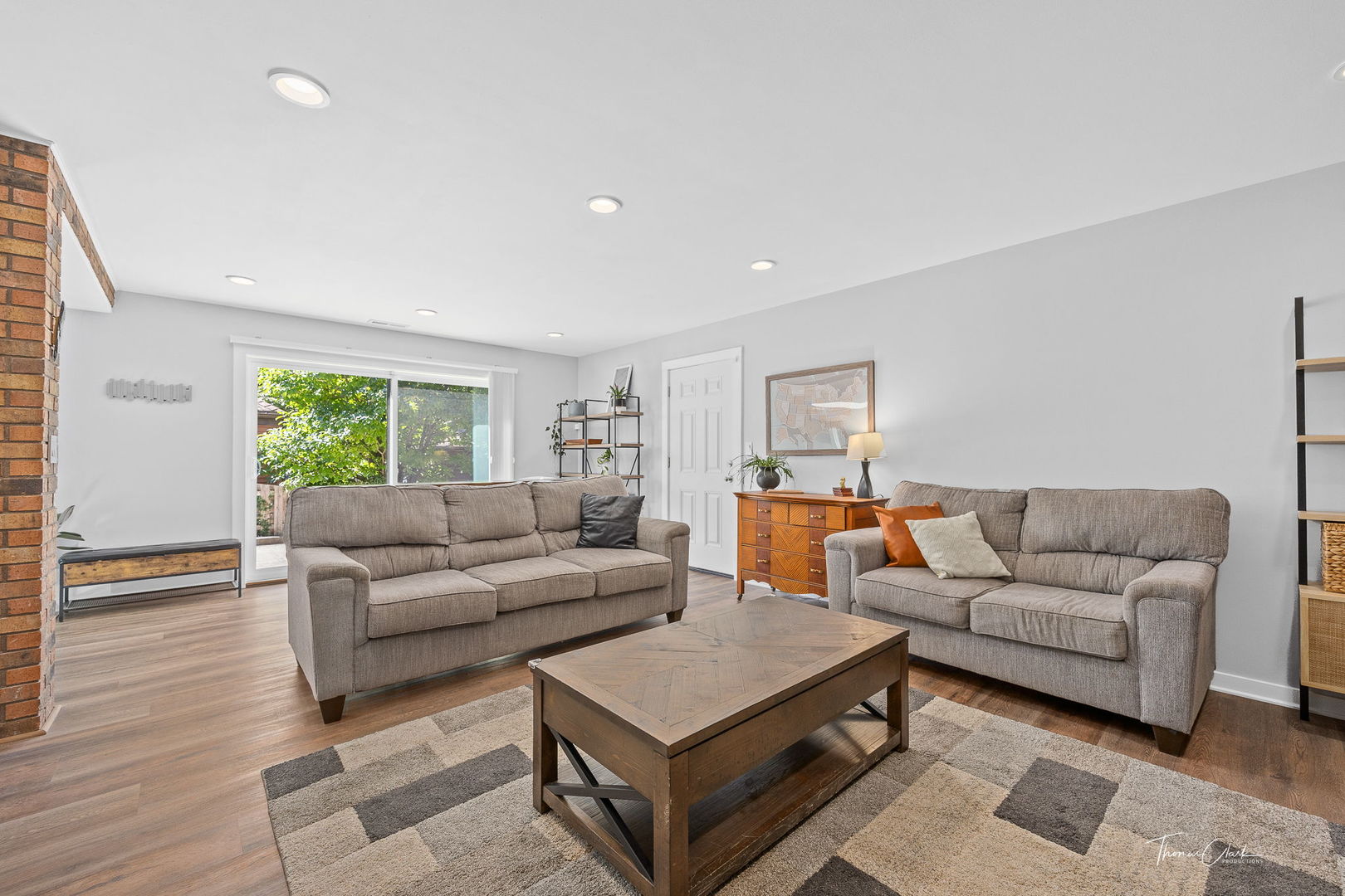 418 Kipling Court Wheaton, IL 60187 - Photo 15 of 47 a living room with furniture and a window