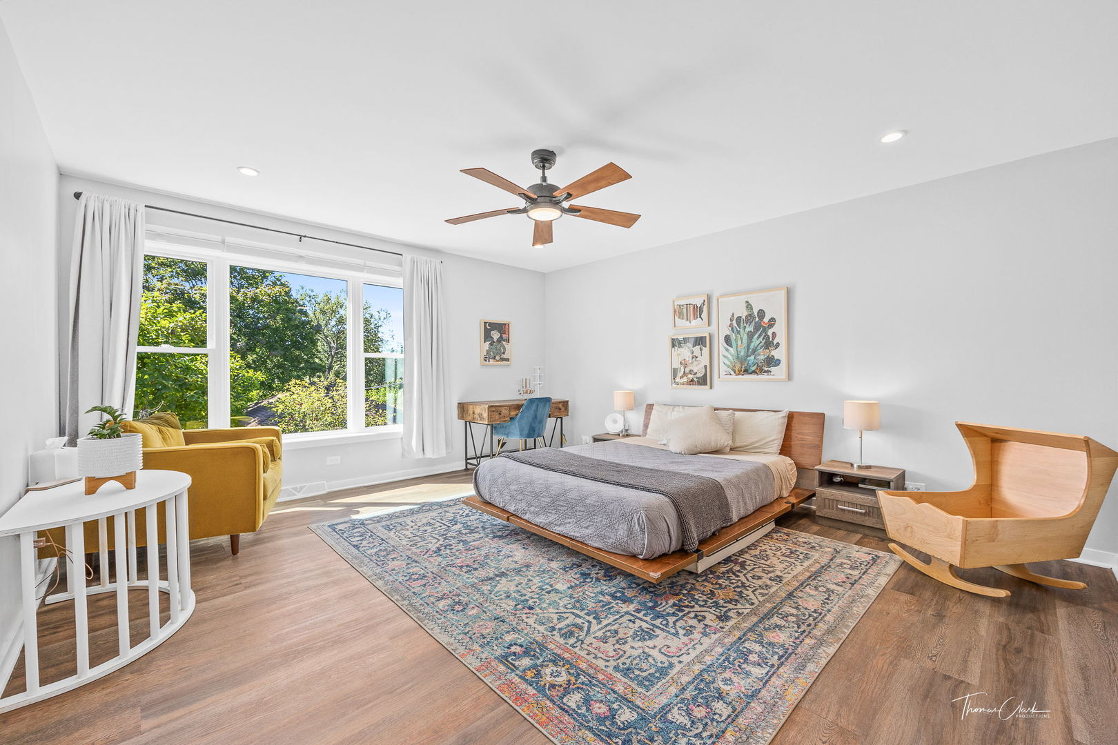 418 Kipling Court Wheaton, IL 60187 - Photo 23 of 47 a living room with furniture and a large window