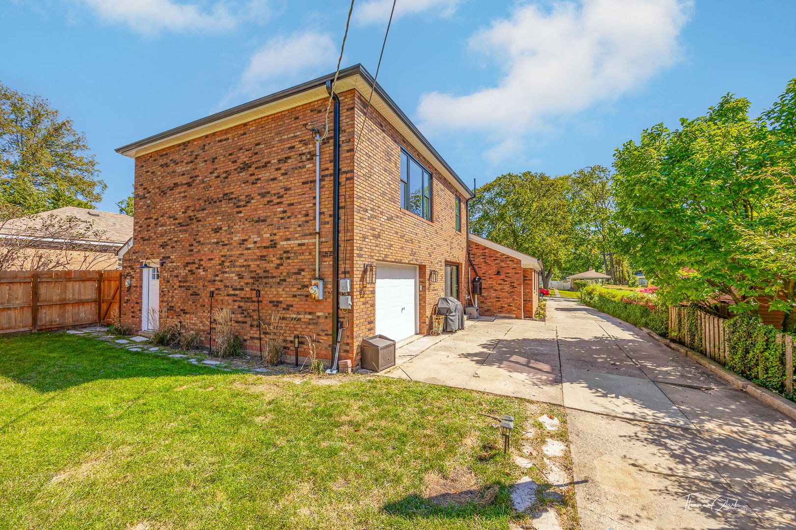418 Kipling Court Wheaton, IL 60187 - Photo 33 of 47 a front view of a house with garden