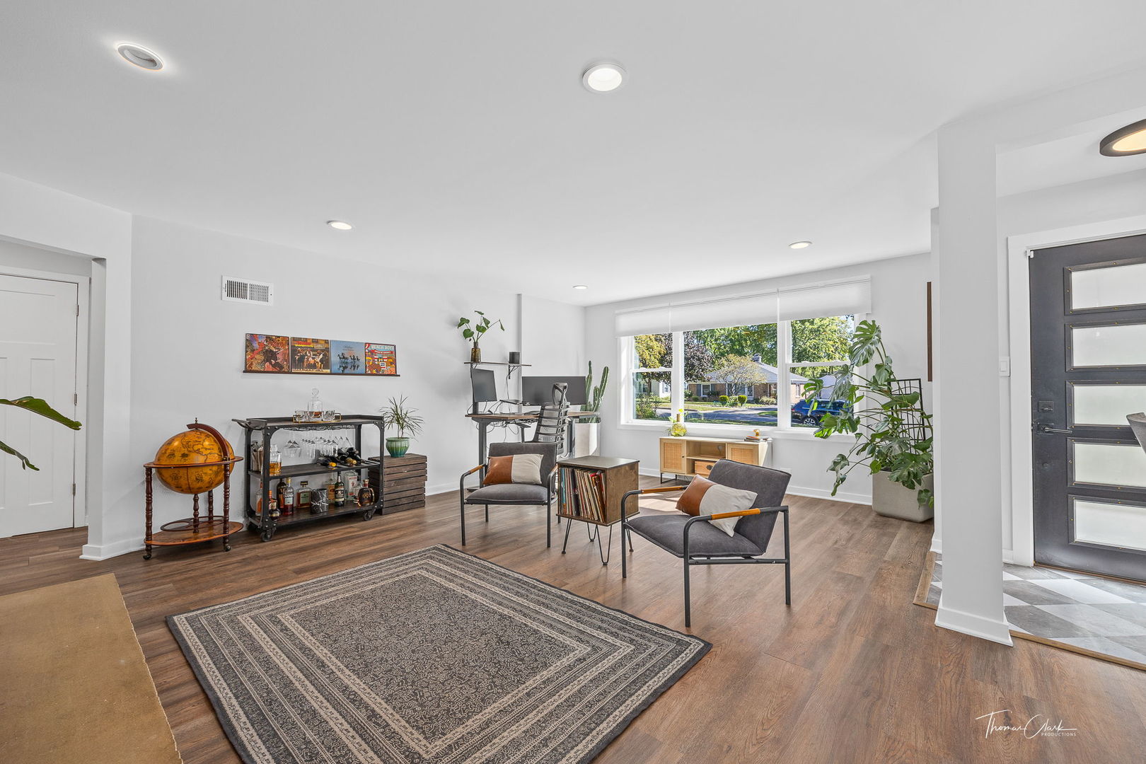 418 Kipling Court Wheaton, IL 60187 - Photo 5 of 47 a living room with furniture and a table