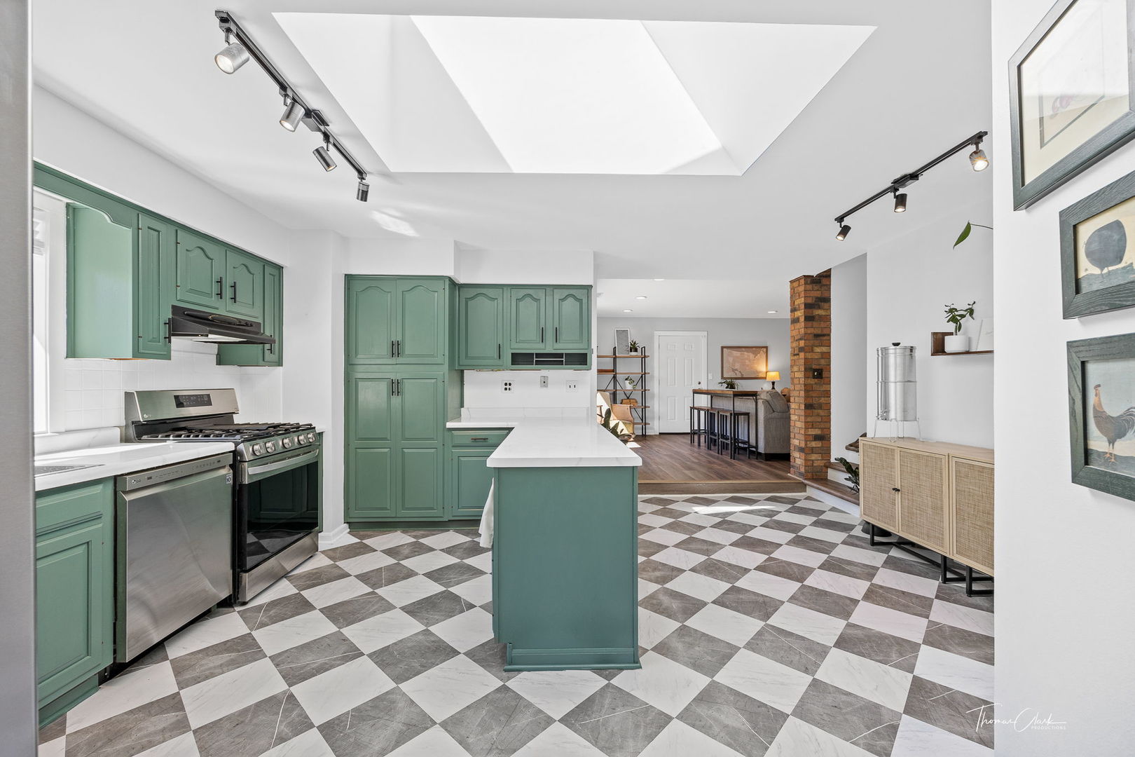 418 Kipling Court Wheaton, IL 60187 - Photo 8 of 47 a kitchen with stainless steel appliances granite countertop a sink and a refrigerator