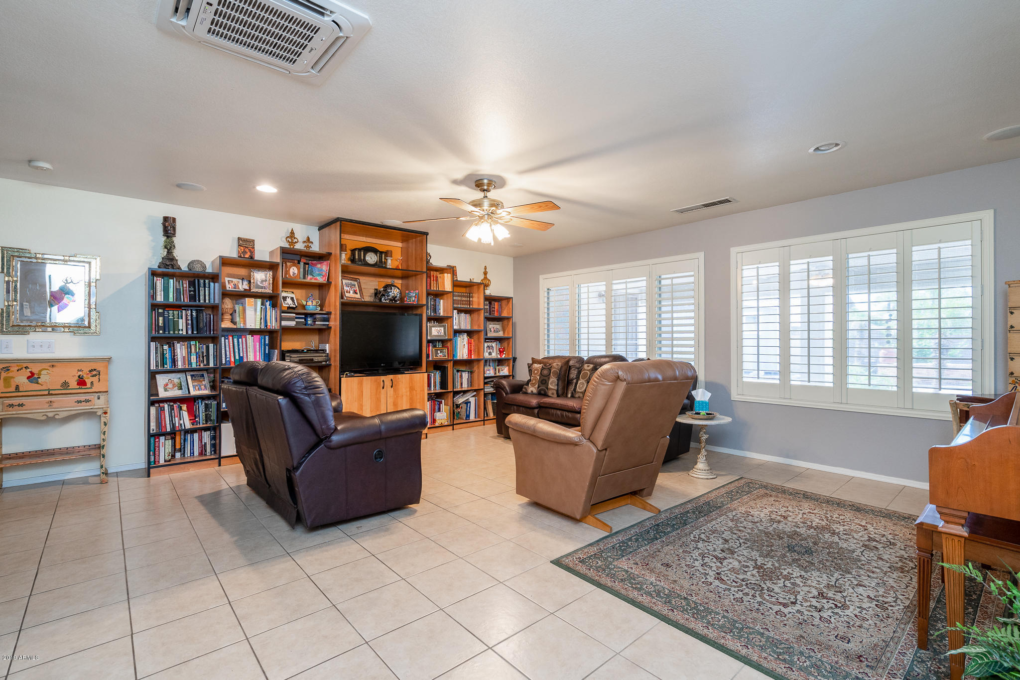 1850 East Apollo Road Phoenix, AZ 85042 - Photo 7 of 40 Living Room