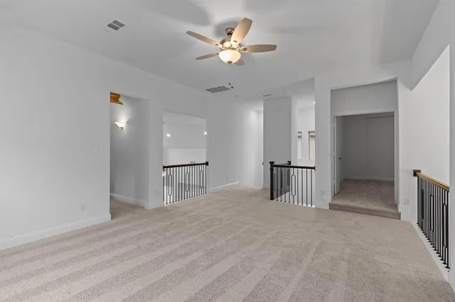 a view of empty room with a ceiling fan