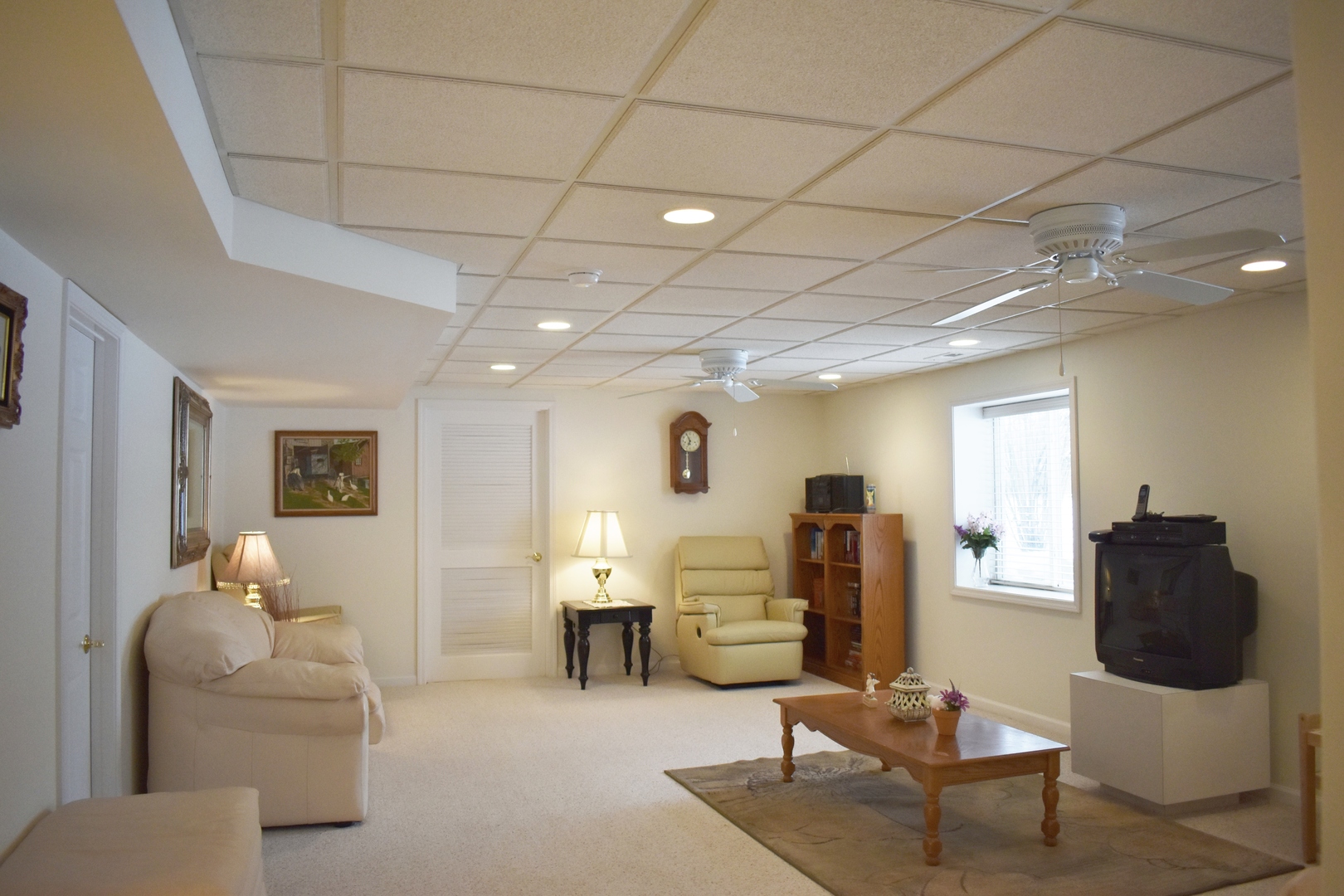 309 Ridge Road North Aurora, IL 60542 - Photo 13 of 16 a living room with furniture