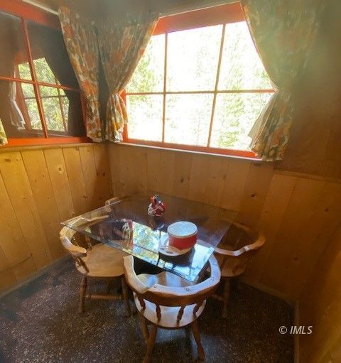2 South Lake Road Bishop, CA 93514 - Photo 6 of 18 a room with a table and a chair