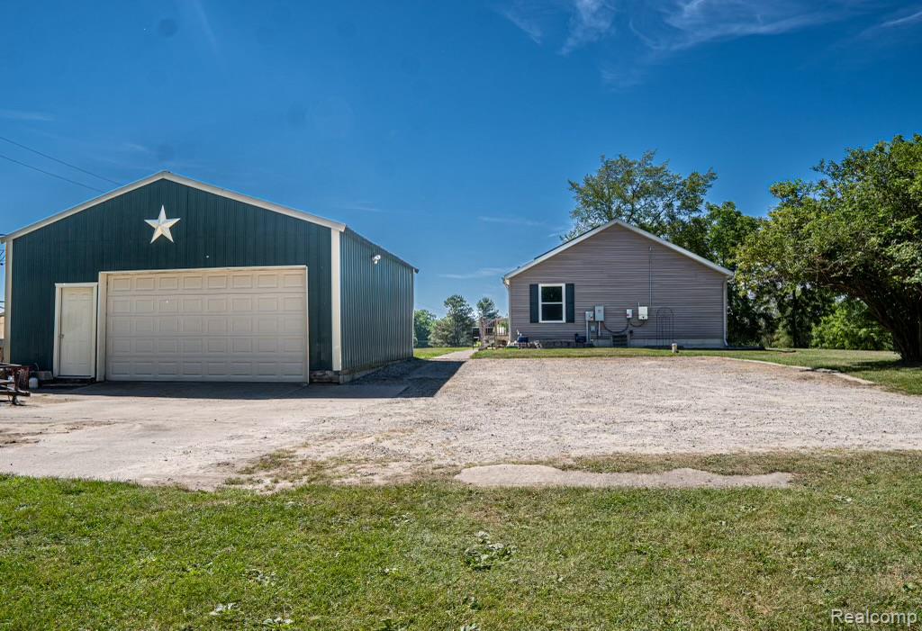 2290 Addis Road Holly, MI 48442 - Photo 4 of 25 Pole parn