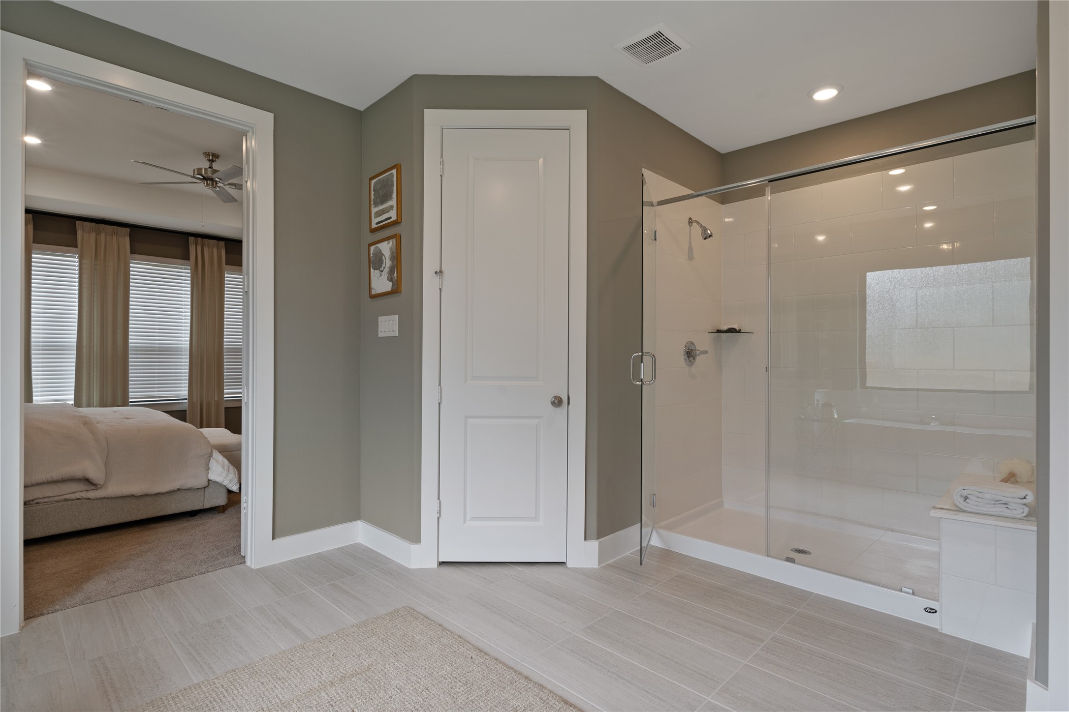 813 Green Ash Way Hempstead, TX 77445 - Photo 21 of 41 a bathroom with a tub shower and closet