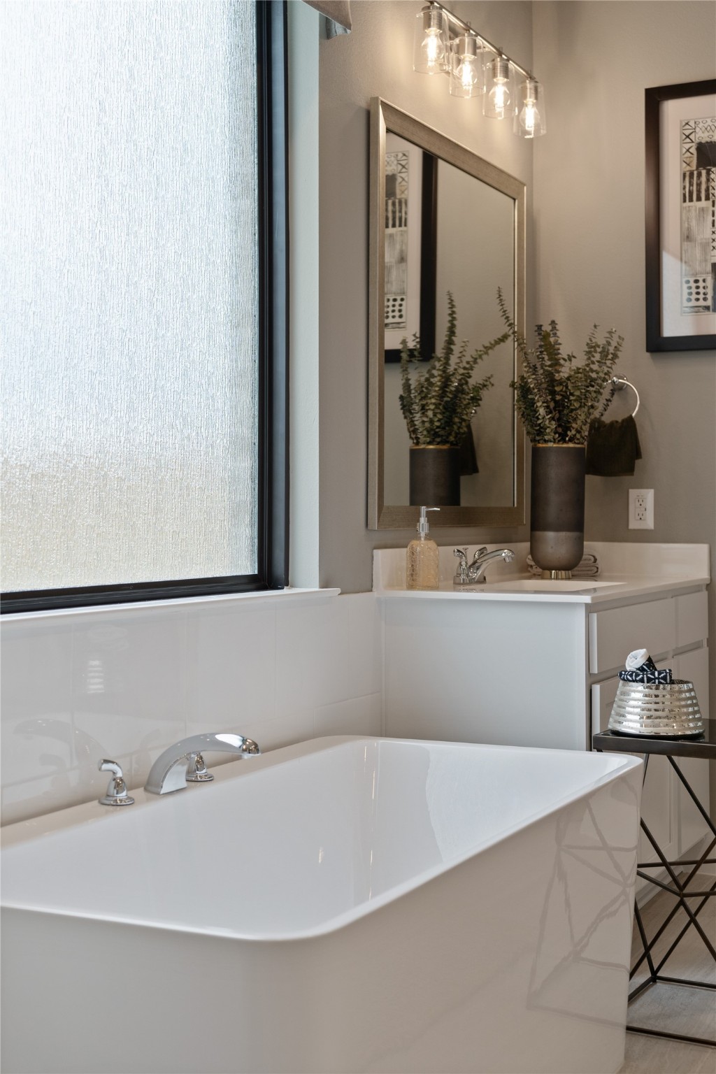 813 Green Ash Way Hempstead, TX 77445 - Photo 24 of 41 a bathroom with a bathtub and a mirror
