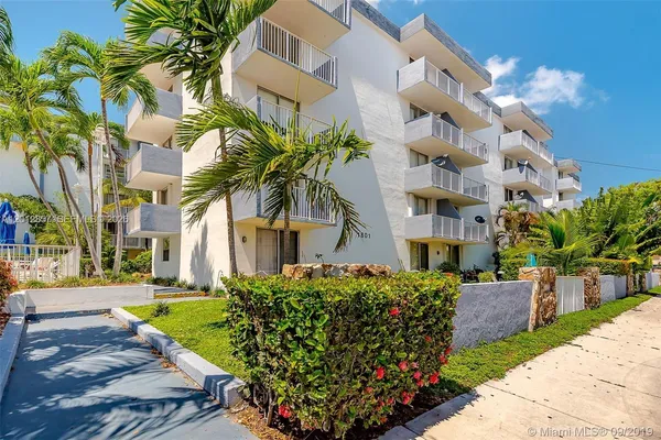 $1,875 | 1801 South Treasure Drive, Unit 302, North Bay Village, FL 33141
