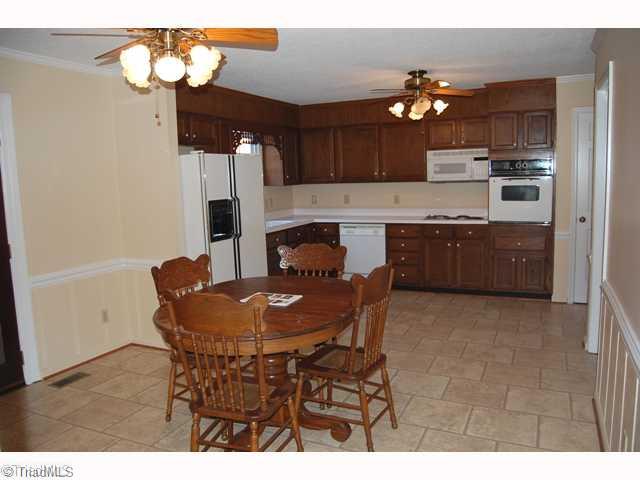 1813 Dantzler Road High Point, NC 27265 - Photo 5 of 9 Breakfast.