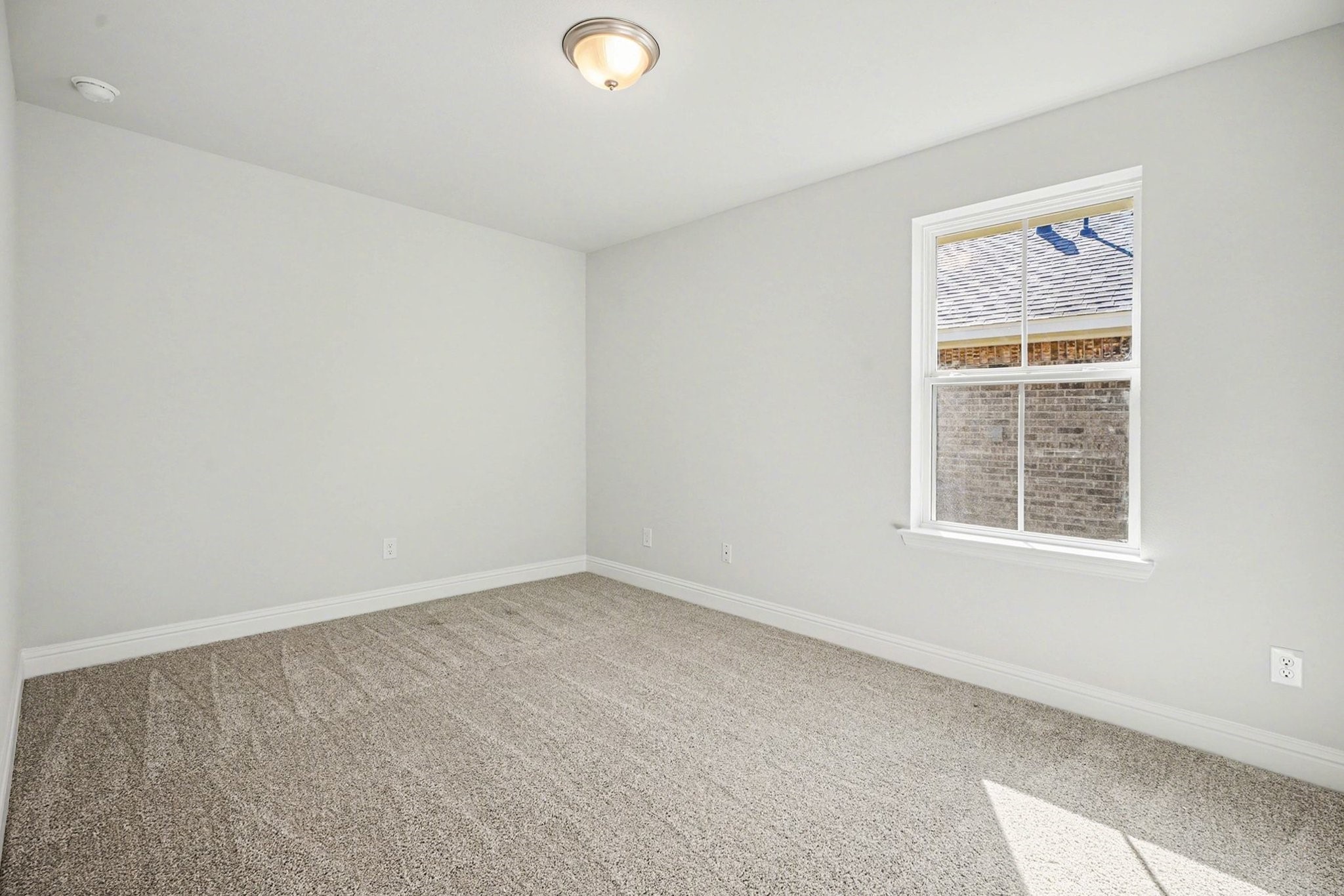 5 Keystone Court Angleton, TX 77515 - Photo 27 of 33 an empty room with a window