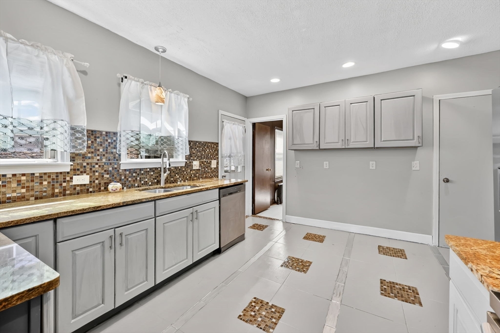 850-852 Sumner Avenue Springfield, MA 01108 - Photo 6 of 31