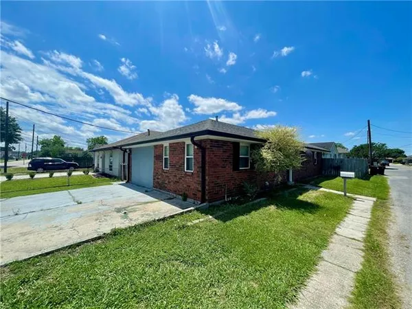 $1,695 | 114 8th Street, Chalmette, LA 70043