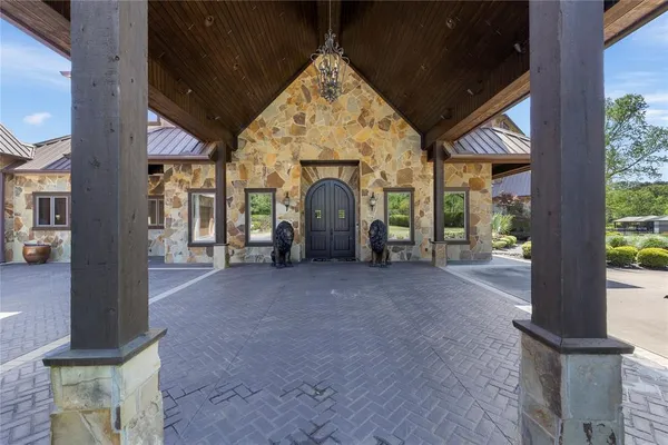 a view of livingroom with furniture