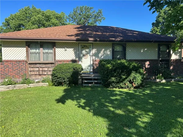 $300,000 | 6740 Southeast Horseshoe Drive, Holt, MO 64048