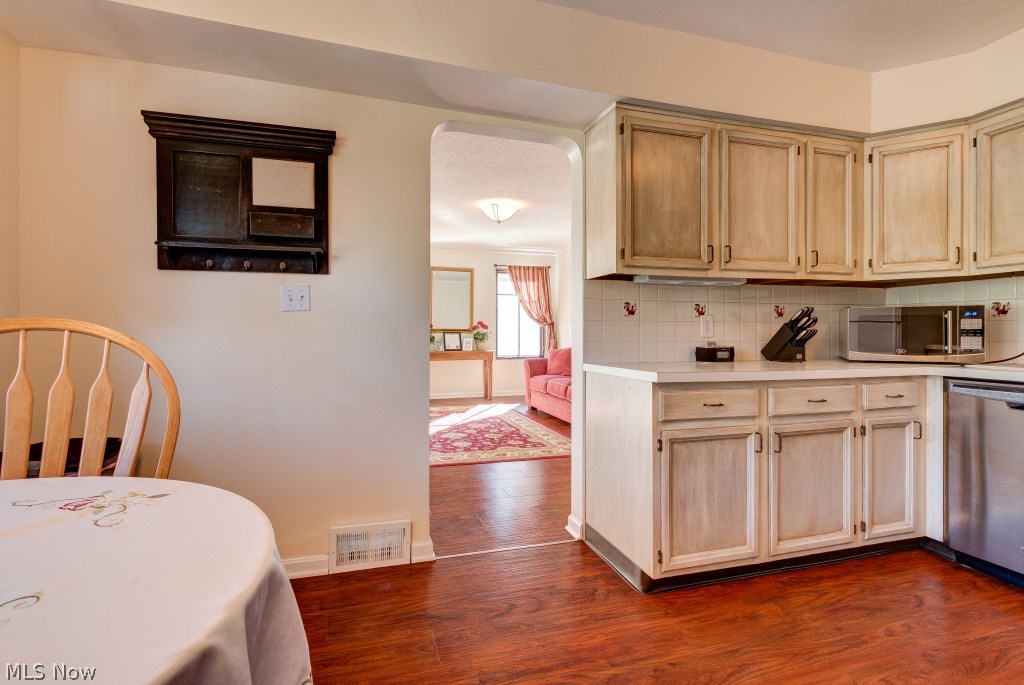 3902 Everett Road Richfield, OH 44286 - Photo 5 of 24 Kitchen looking into living room