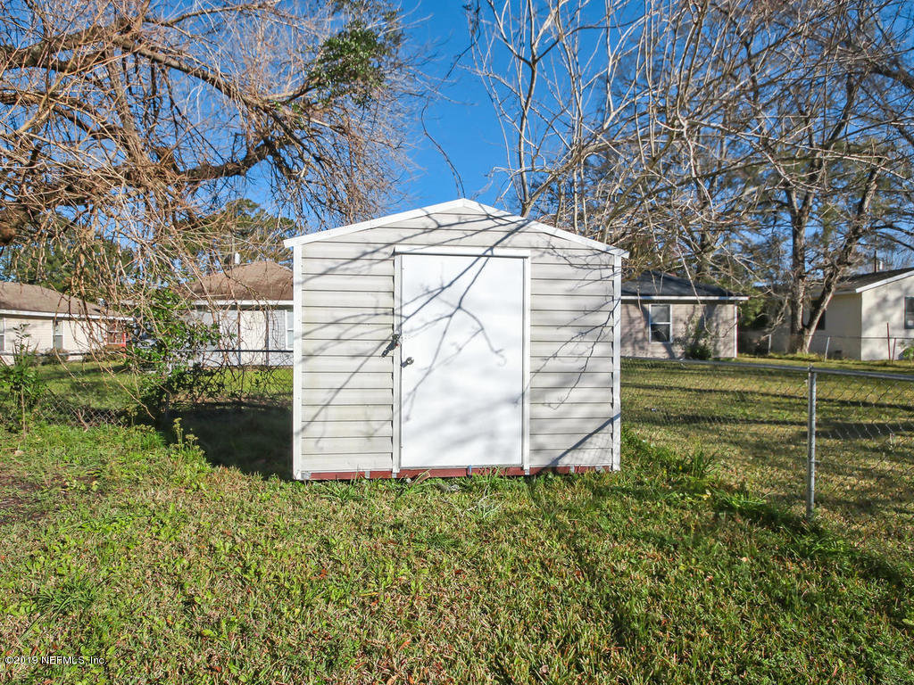 2165 Tuskegee Road Jacksonville, FL 32209 - Photo 29 of 32 a view of a backyard with green space