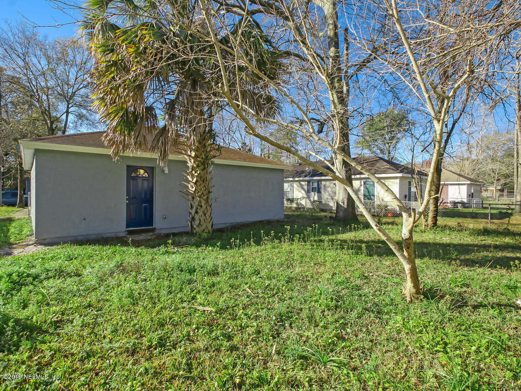 2165 Tuskegee Road Jacksonville, FL 32209 - Photo 30 of 32 a backyard of a house with lots of green space and fountain