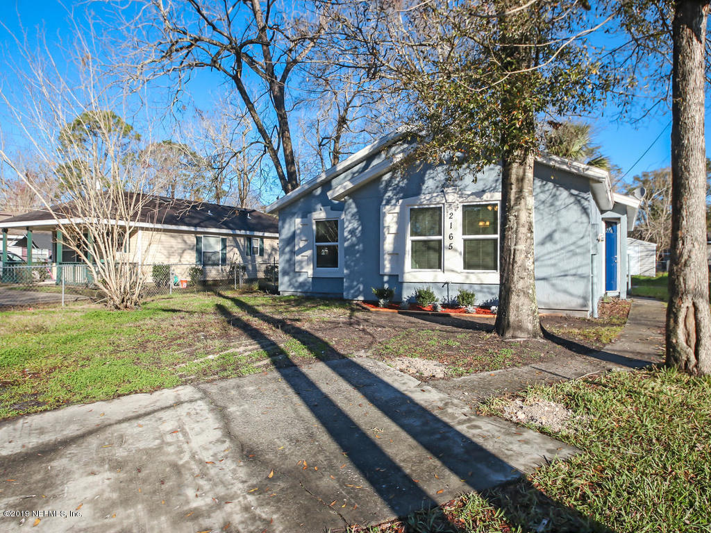 2165 Tuskegee Road Jacksonville, FL 32209 - Photo 3 of 32 a view of a house with backyard and sitting area