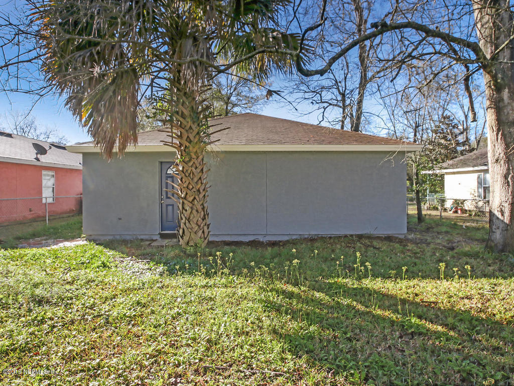 2165 Tuskegee Road Jacksonville, FL 32209 - Photo 31 of 32 front view of a house with a yard