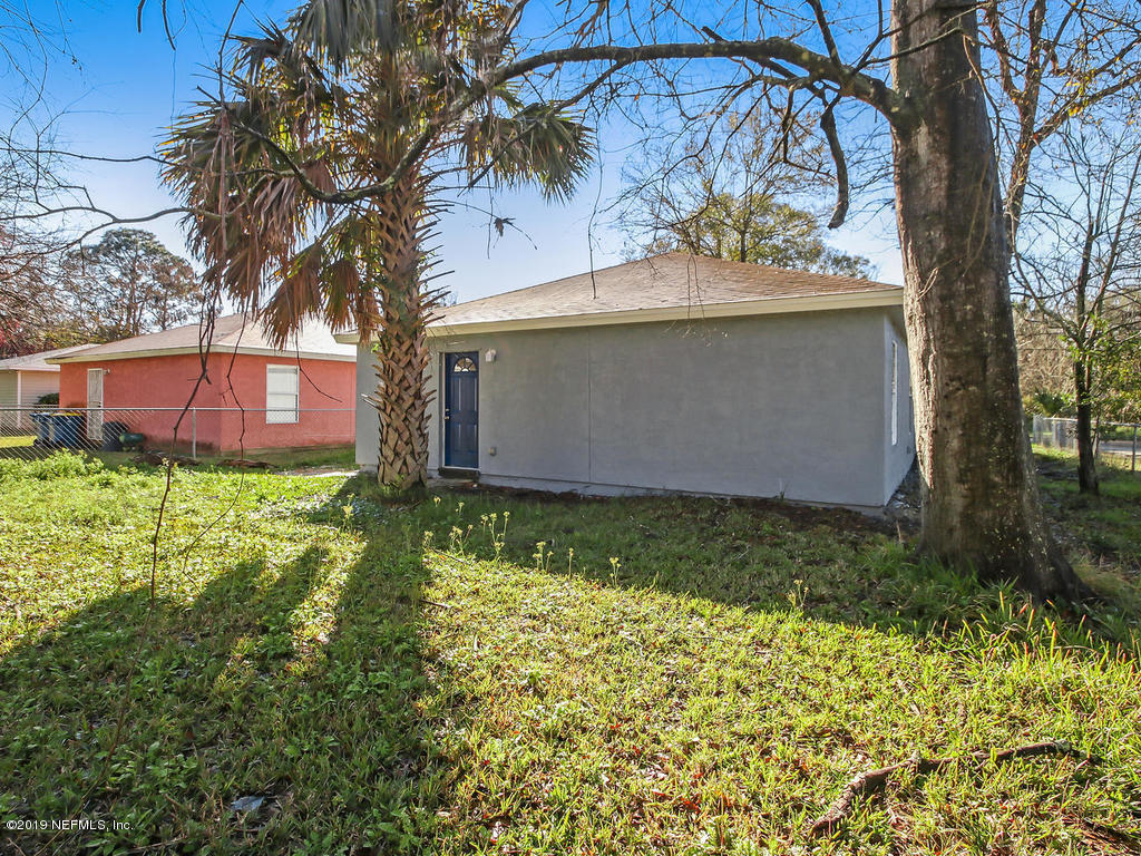 2165 Tuskegee Road Jacksonville, FL 32209 - Photo 32 of 32 a front view of a house with garden