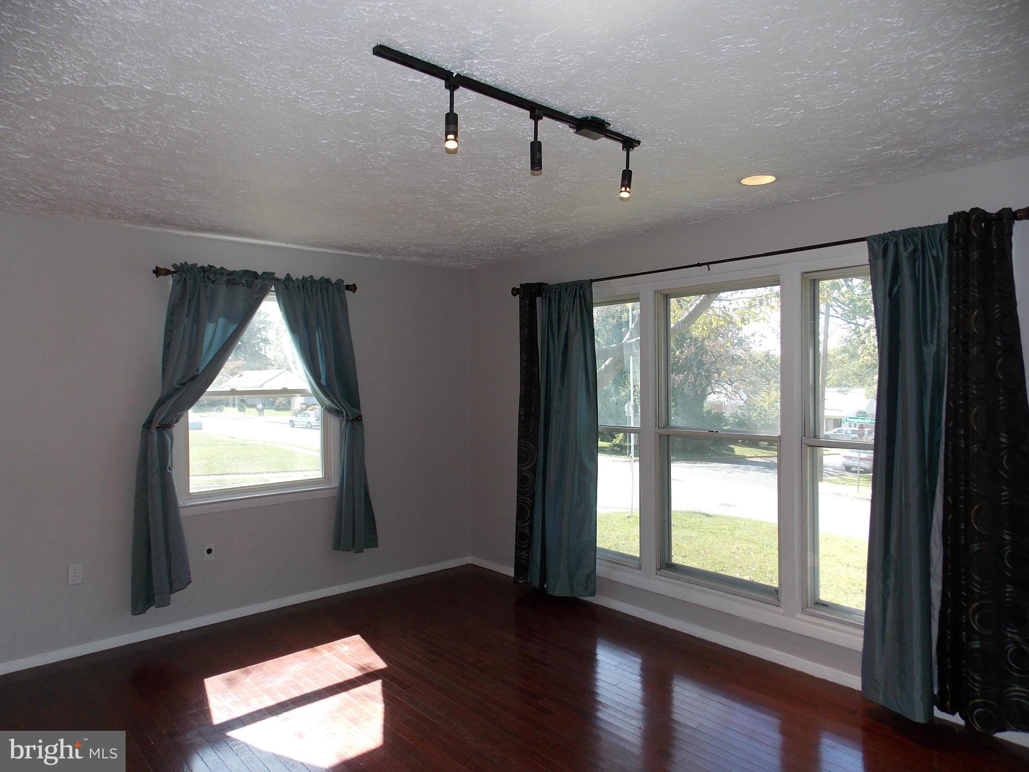 715 Templecliff Road Pikesville, MD 21208 - Photo 3 of 30 Living Room