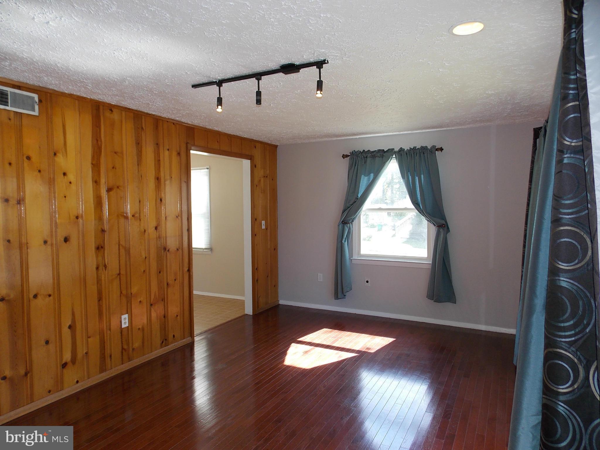 715 Templecliff Road Pikesville, MD 21208 - Photo 7 of 30 Living Room
