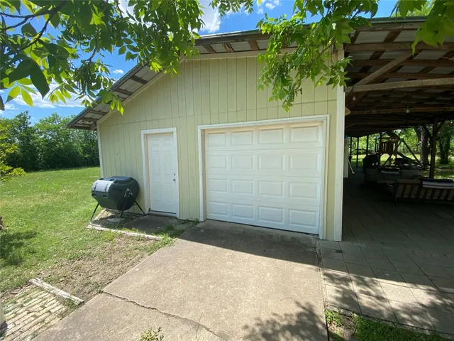 a view of backyard with garden