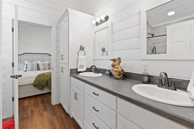 a en suite bathroom with double sink and a mirror