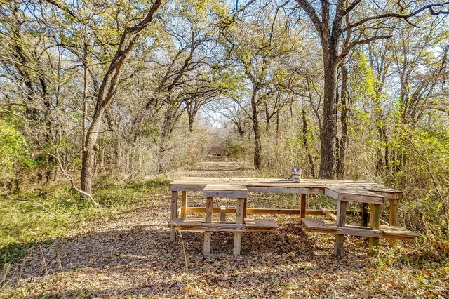 a white table and chairs sitting in the middle of a yard