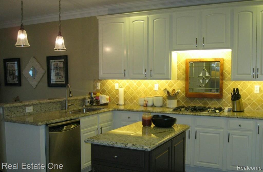 24881 Reeds Pointe Drive Novi, MI 48374 - Photo 12 of 45 Kitchen new island.jpg